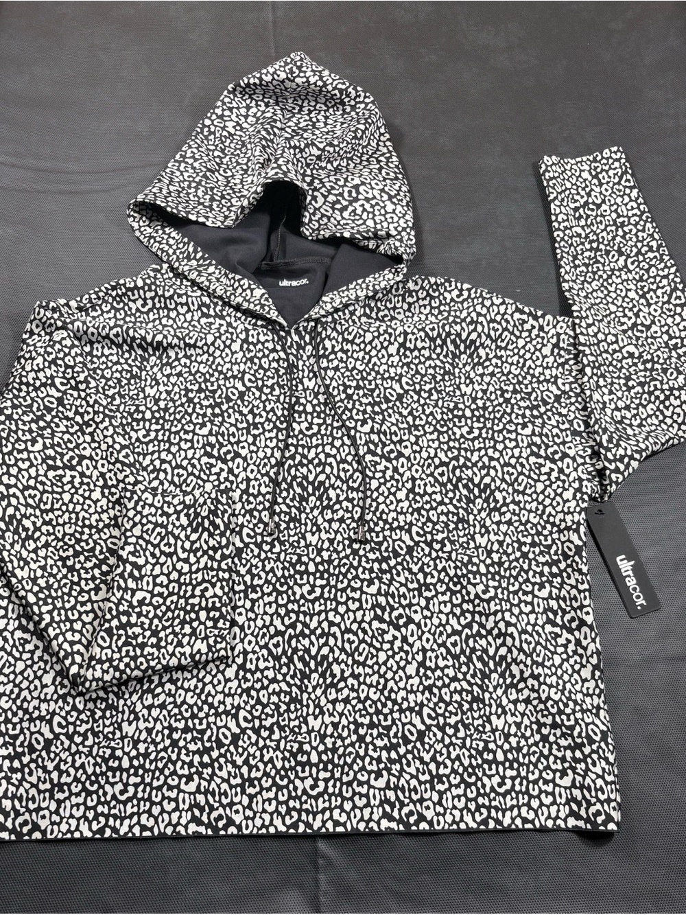 ULTRACOR LEOPARD PRINT CROP PULLOVER WOMEN’S HOODIE IN WHITE/
BLACK SZ S - NWT